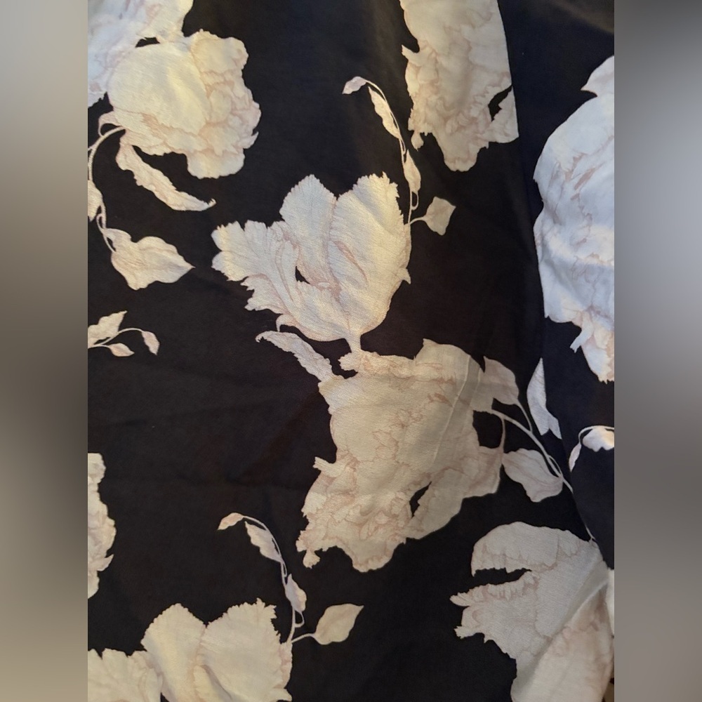 H&M Women’s Black/Cream Floral Oversized Blouse, Stand Color, V-Neck; Size L - Picture 4 of 10